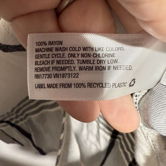 Universal Thread Button Up Shirt Women’s Size M Black & Cream Hint of Pink Plaid - Picture 9 of 10